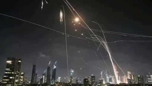 إسرائيل تُصعّد.. إنذار مباشر للإيرانيين وهجمات على منشآت حيوية بطهران