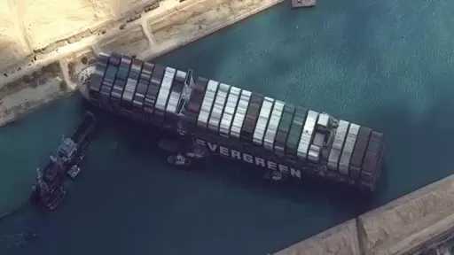 جنوح سفينة عملاقة بقناة السويس لهذا السبب.. تفاصيل